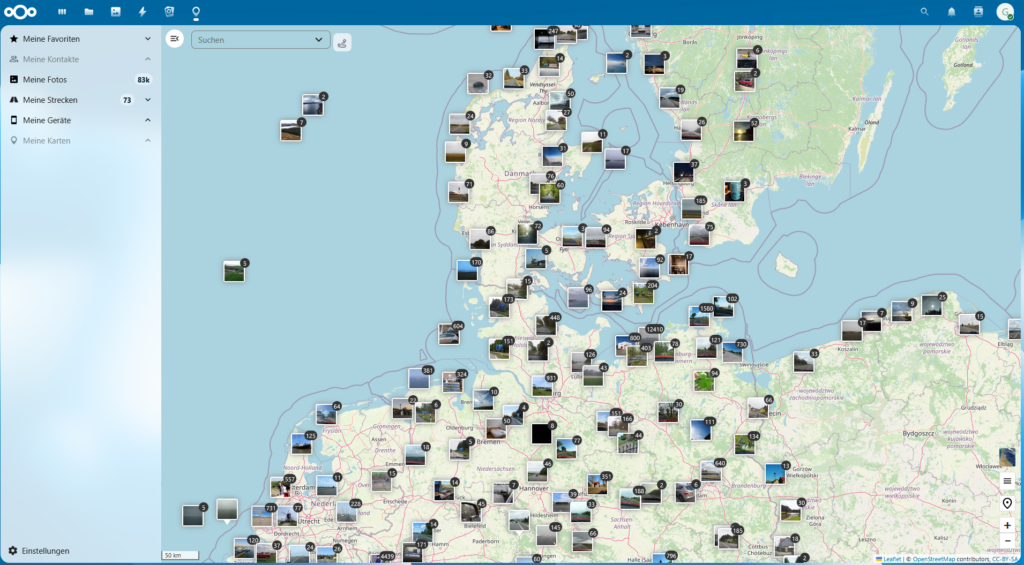 Screenshot der Karten App von Nextcloud. Zu sehen sind der Norden von Deutschland und der Süden von Dänemark, darüber verteilt sind viele kleine Vorschaubilder von Fotos die an den jeweiligen Orten aufgenommen wurden.